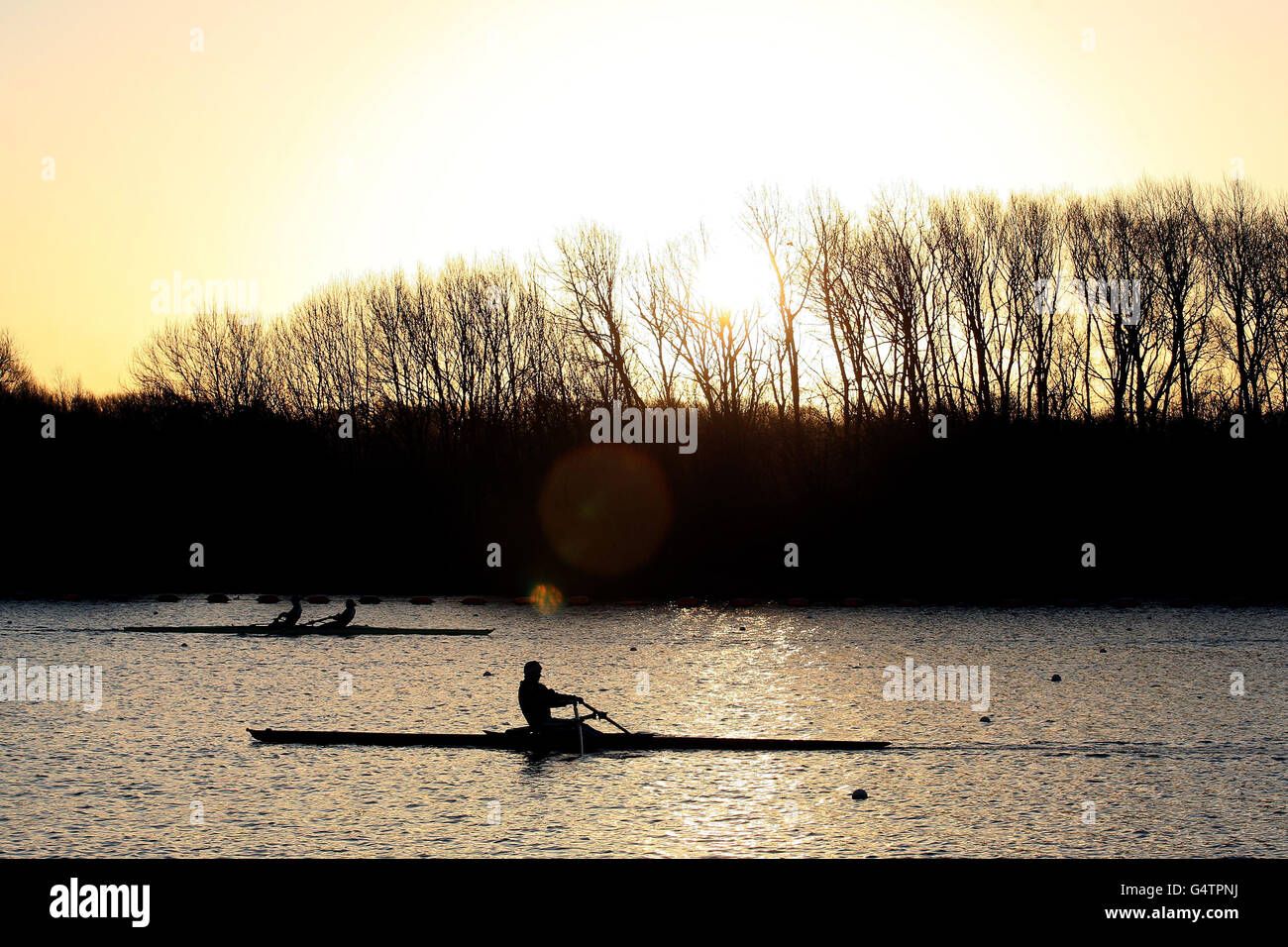 I membri del team GB Rowing si prendono in acqua durante una giornata di allenamento al lago Redgrave-Pinsent, Caversham. Foto Stock