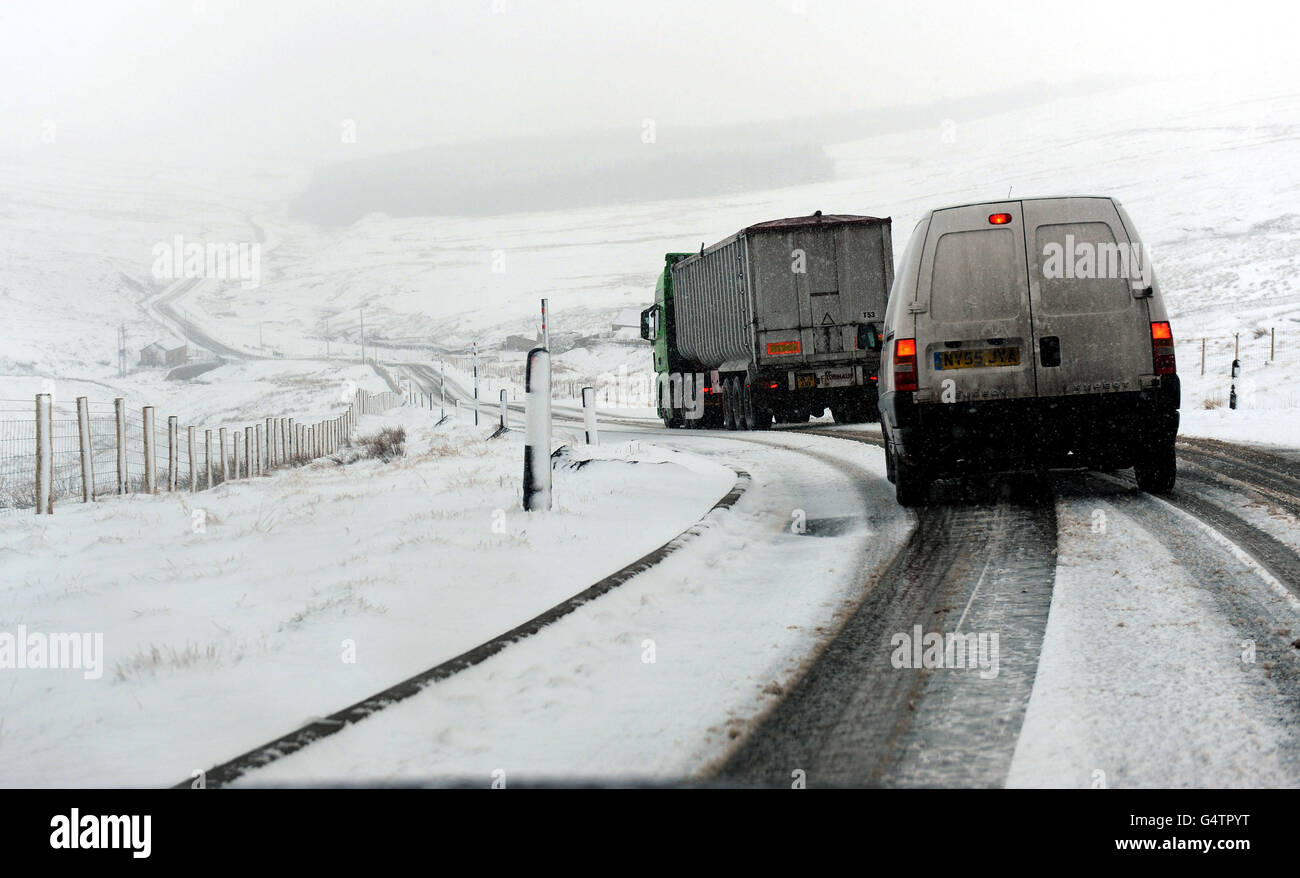 Camion e furgoni lottano sulla A689 vicino a Killhope, nella contea di Durham, mentre il paese si è bracchiato per un periodo di tempo più fresco che ha portato la neve in alcune regioni. Foto Stock