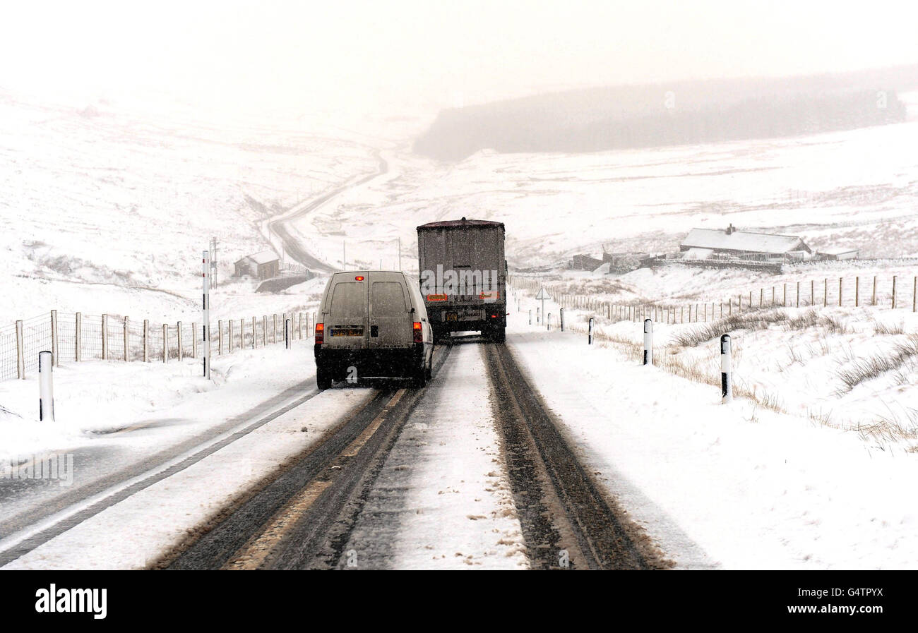 Camion e furgoni lottano sulla A689 vicino a Killhope, nella contea di Durham, mentre il paese si è bracchiato per un periodo di tempo più fresco che ha portato la neve in alcune regioni. Foto Stock