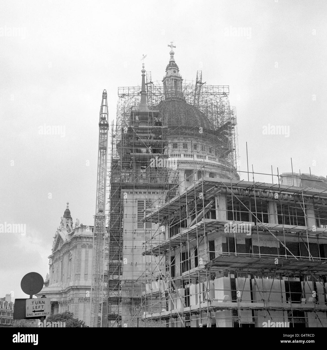 La nuova guglia in fibra di vetro in cima all'ex chiesa di Sant'Agostino che confina con San Paolo e sarà la nuova scuola del coro della Cattedrale. La guglia di 35 metri, conforme al design originale dell'architetto, è stata posizionata sulla chiesa di Wren. L'impalcatura circonda ancora St. Paul's, che è stato sottoposto a una pulizia approfondita Foto Stock