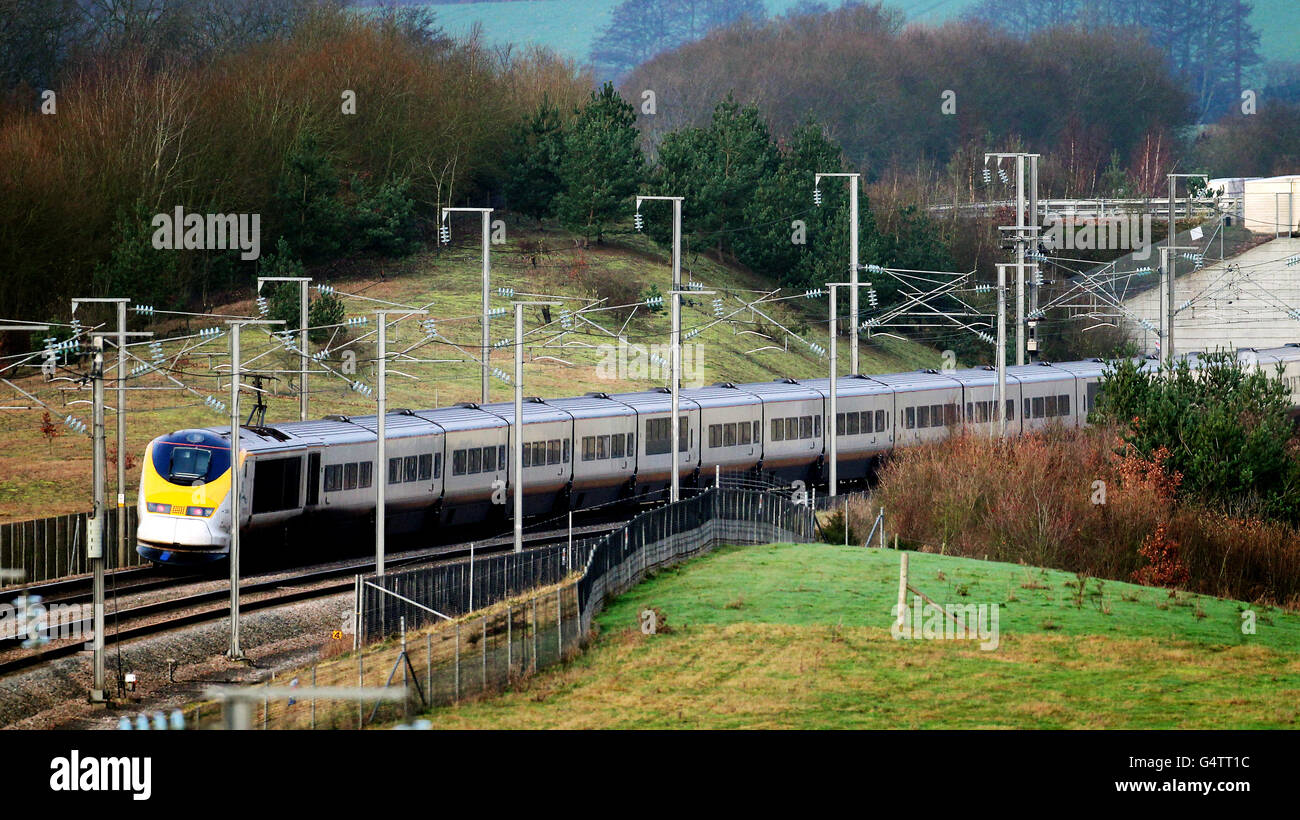 Vista generale di un treno Eurostar di classe 373 che attraversa Ashford, Kent. Foto Stock