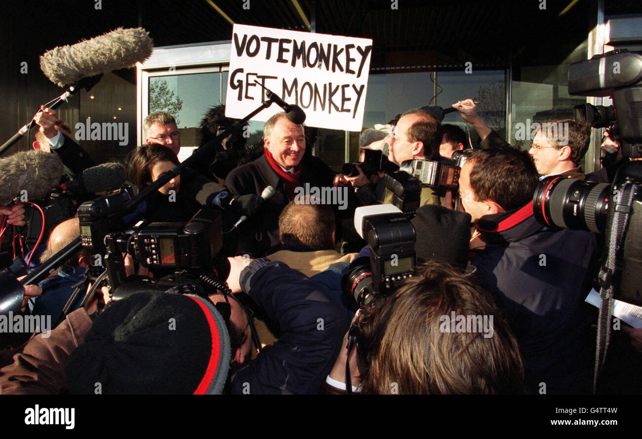 Il deputato Ken Livingstone, che spera di essere scelto come uno dei candidati del partito laburista per il sindaco di Londra, è circondato da manifestanti in abito elegante quando arriva alla sede centrale del partito Millbank a Londra. * Livingstone sarà interrogato ulteriormente dai membri della giuria, che desiderano interrogarlo, ex leader del Greater London Council, su questioni che si pensa includano il suo atteggiamento nei confronti della privatizzazione della metropolitana di Londra. Foto Stock