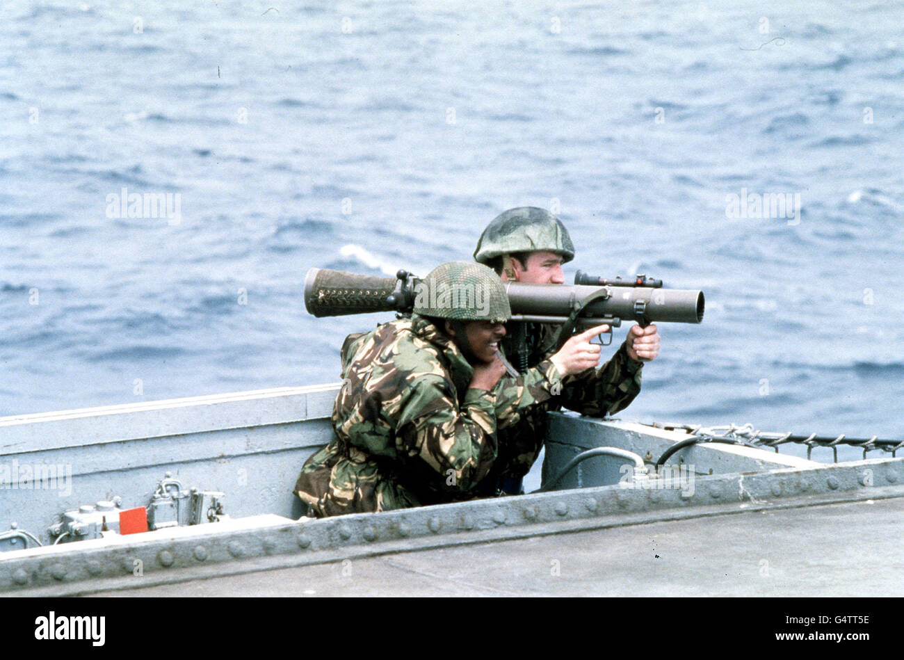 Royal Marines Clive Douglas (l) e Nigel Littlehurst dal 40 Commando pratica con un'arma anticarro Carl Gustav a bordo di HMS Hermes mentre si dirigeva verso sud verso le Isole Falkland. Foto Stock