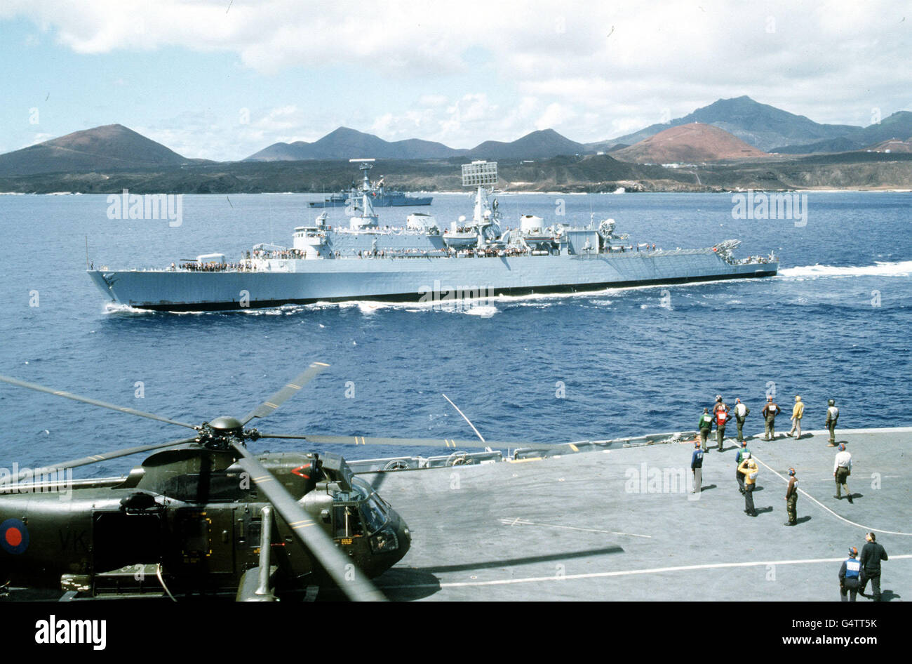 LA GUERRA DELLE FALKLANDS : navi della task force della Marina al largo di Ascension Island nel Sud Atlantico sulla strada per le Isole Falkland. Foto Stock
