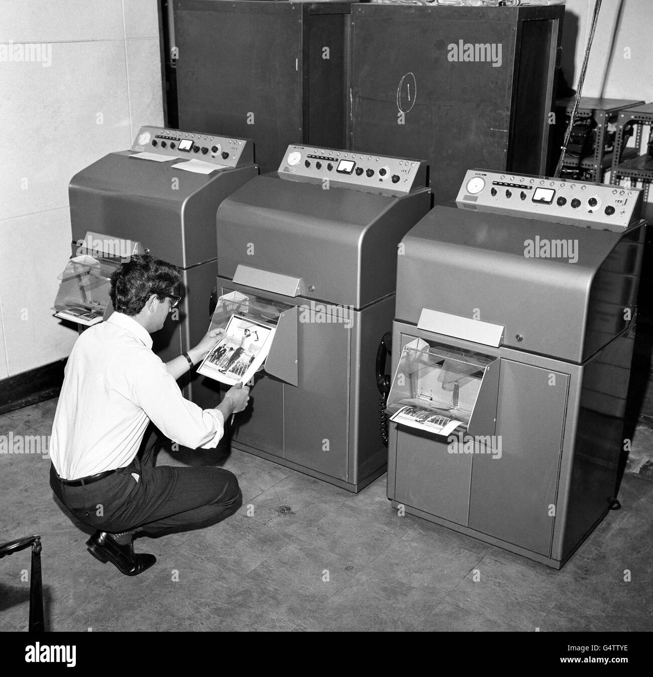 PA Foto Giugno 1967 un file di biblioteca immagine di un membro dello staff nella sala Picture Transmission durante il lavoro per la Press Association a Fleet Street, Londra. Foto Stock