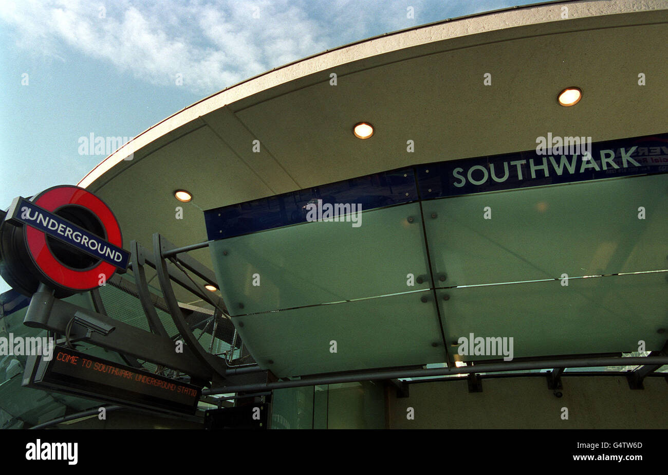 L'esterno della stazione della metropolitana di Southwark, progettata da MaCormac Jamieson Prichard, è ora aperto come parte dell'estensione della linea metropolitana Jubilee di Londra. * 8/1/03: L'amministratore delegato di Tube Lines Terry Morgan forniva maggiori dettagli sulla modernizzazione delle tre linee in una conferenza stampa presso la stazione di Londra sud. La scorsa settimana, la compagnia Tube Lines ha concluso l'accordo che la vede responsabile delle infrastrutture delle linee Jubilee, Northern e Piccadilly della metropolitana di Londra. Foto Stock