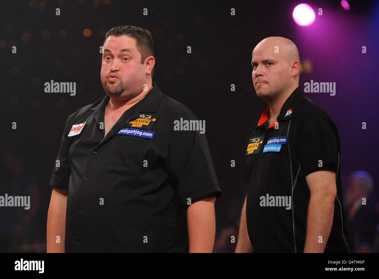 Alan Norris in Inghilterra e Christian Kist in Olanda durante le finali dei campionati mondiali di freccette professionali BDO al Lakeside Complex, Surrey. Foto Stock