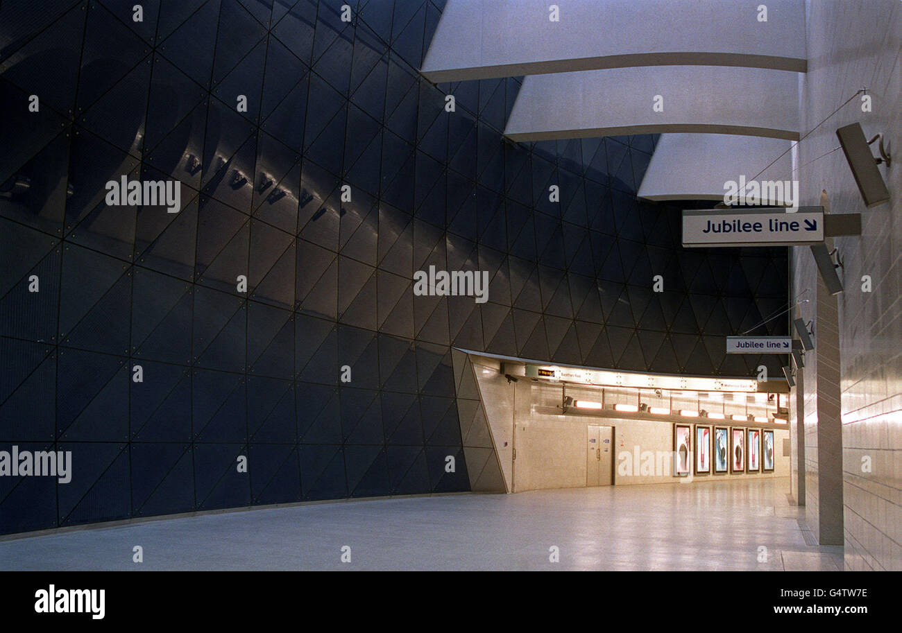 L'entrata alla stazione della metropolitana di Southwark, progettata da MaCormac Jamieson Prichard, ora aperta come parte dell'estensione della linea London Underground Jubilee. Foto Stock