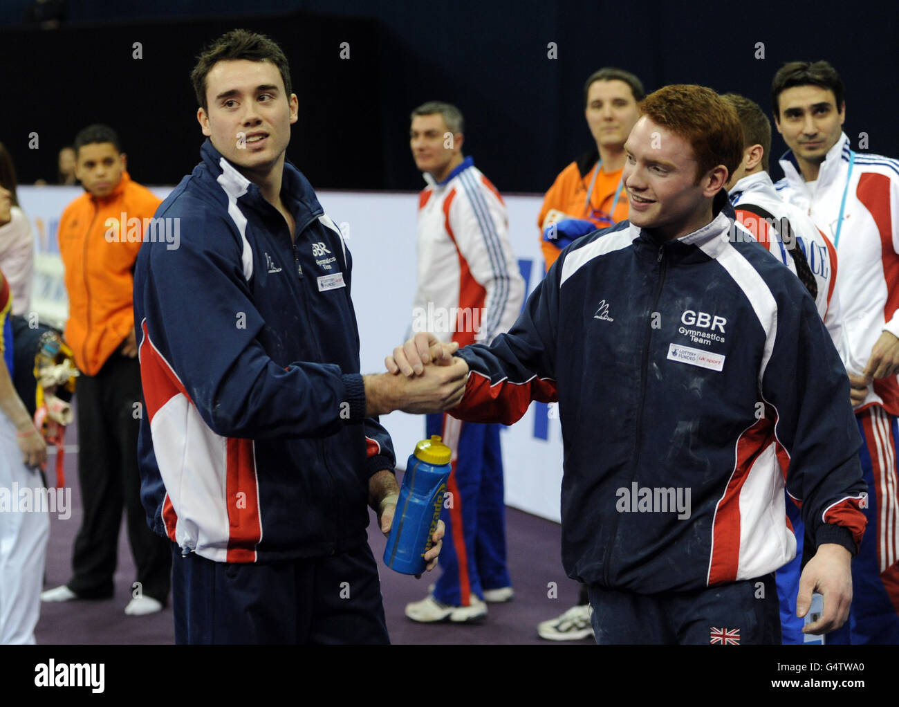 Il Kristian Thomas della Gran Bretagna si congratula con Daniel Purvis (a destra) dopo aver vinto l'oro sul Bar orizzontale durante la ginnastica internazionale Visa presso la North Greenwich Arena, Londra. Foto Stock