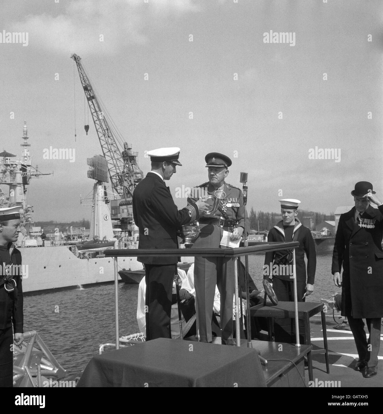 Militare - Army presenta Bugle per nave da guerra - Chatham, Kent Foto Stock