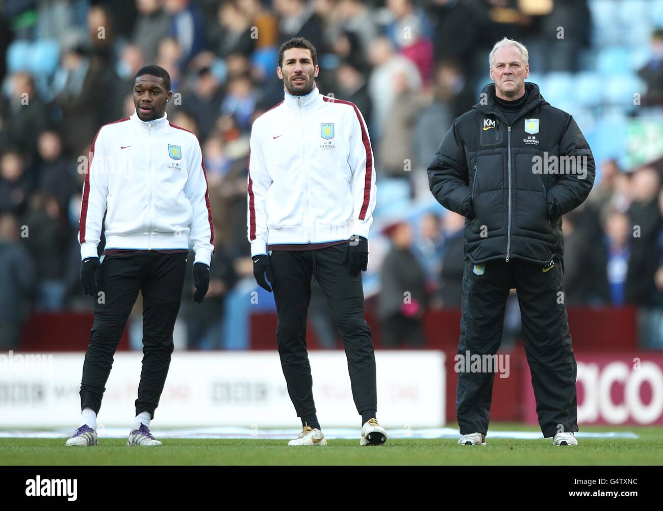 (Sinistra-destra) Aston Villa's Charles N'Zoggio, Carlos Cuellar e il primo Team Coach Kevin MacDonald Foto Stock