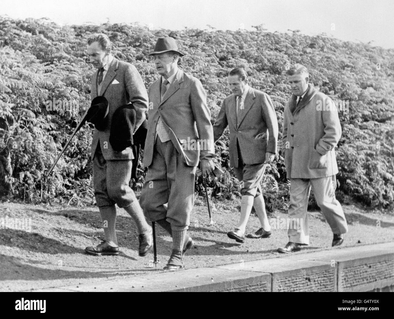 Il primo ministro del Regno Unito Harold Macmillan (seconda a sinistra) sale fino alle zitte su Barden High Moor, Yorkshire Foto Stock