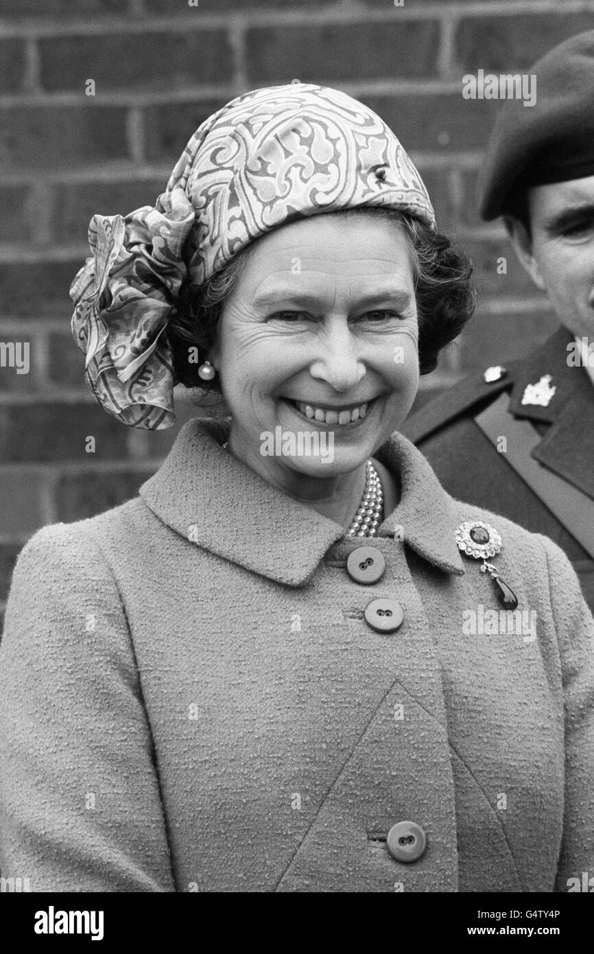 La regina Elisabetta II visita il corpo di intelligenza dell'esercito presso la loro sede centrale, presso l'Intelligence Center, a Templar Barracks, Ashford, Kent. Foto Stock