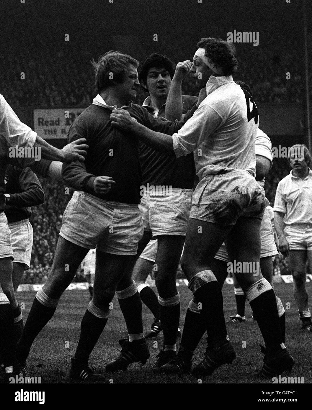 Confronto ruota/Beaumont. Wales lock Geoff Wheel (a sinistra) e il capitano inglese Bill Beaumont in confronto durante la prima metà di una partita di rugby Union a Twickenham. Foto Stock