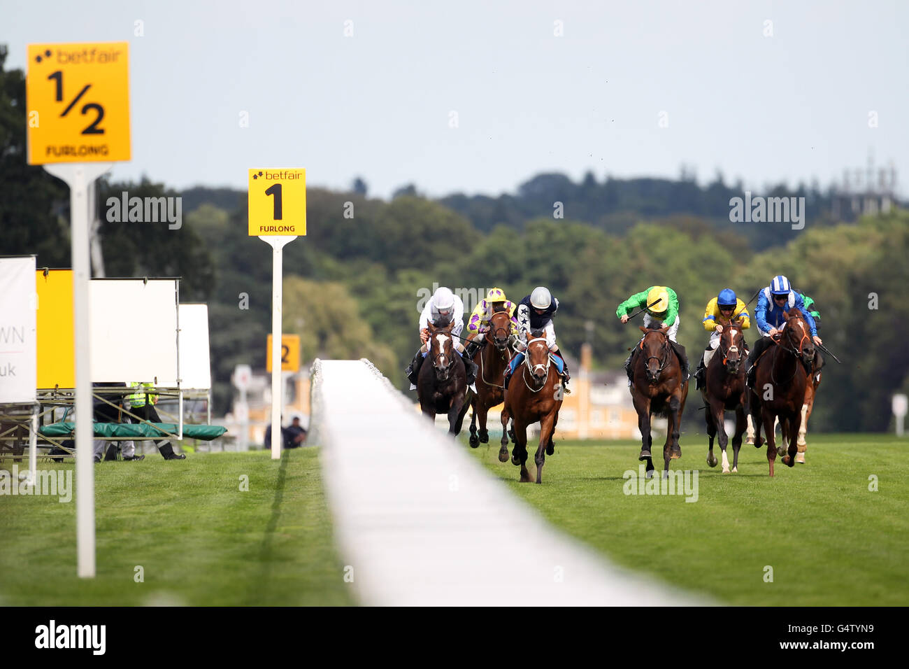 Corridori e corridori gareggeranno oltre il marcatore di 1 solco verso Il traguardo nel Keltbray handicap Foto Stock