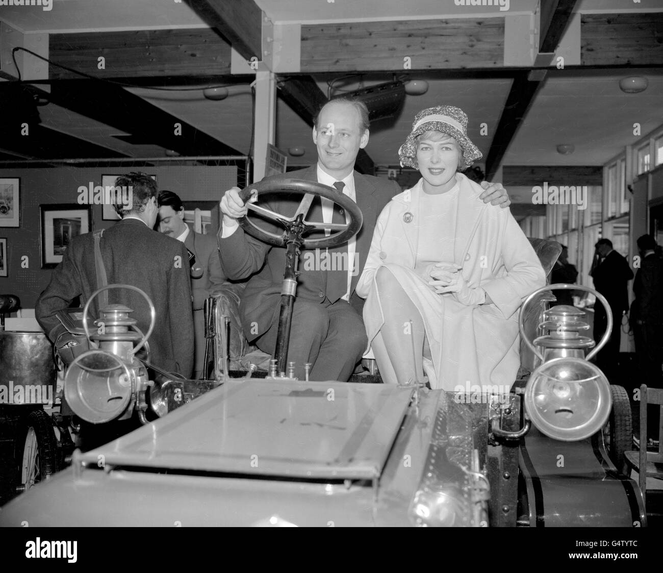 ** Lord Montagu e la sua fidanzata Belinda Crossley seduto in una delle automobili nel museo dell'automobile a Beaulieu, Hampshire, all'apertura di una nuova estensione. Foto Stock