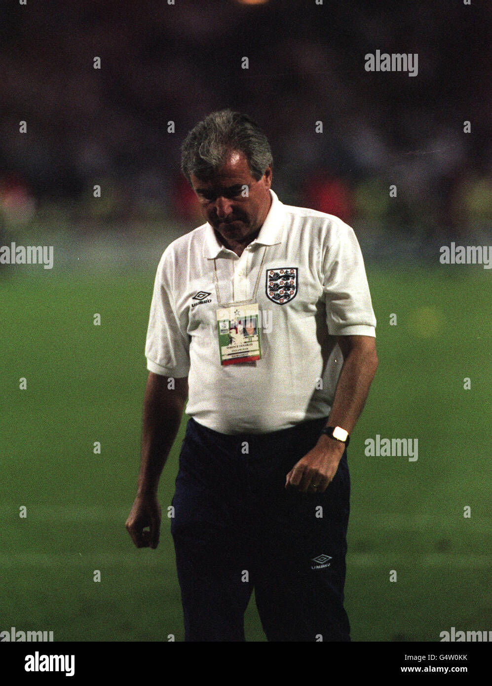 L'allenatore inglese Terry Venables lascia il campo dopo la punizione sparare che ha messo fine alle possibilità dell'Inghilterra nella semifinale Euro '96 contro la Germania a Wembley. Foto Stock