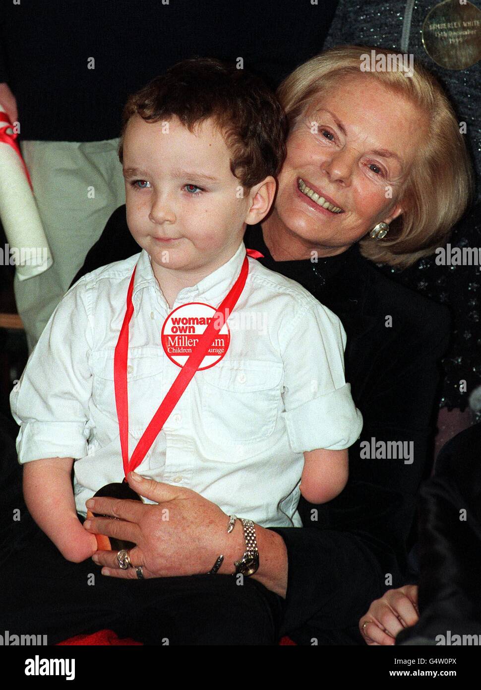 Martin Perry di 5 anni dalla Scozia si è incontrato con la Duchessa di Kent durante la cerimonia di premiazione tenutasi presso l'Abbazia di Westminster, per i premi "Bambini del coraggio" della Donna 1999. Foto Stock