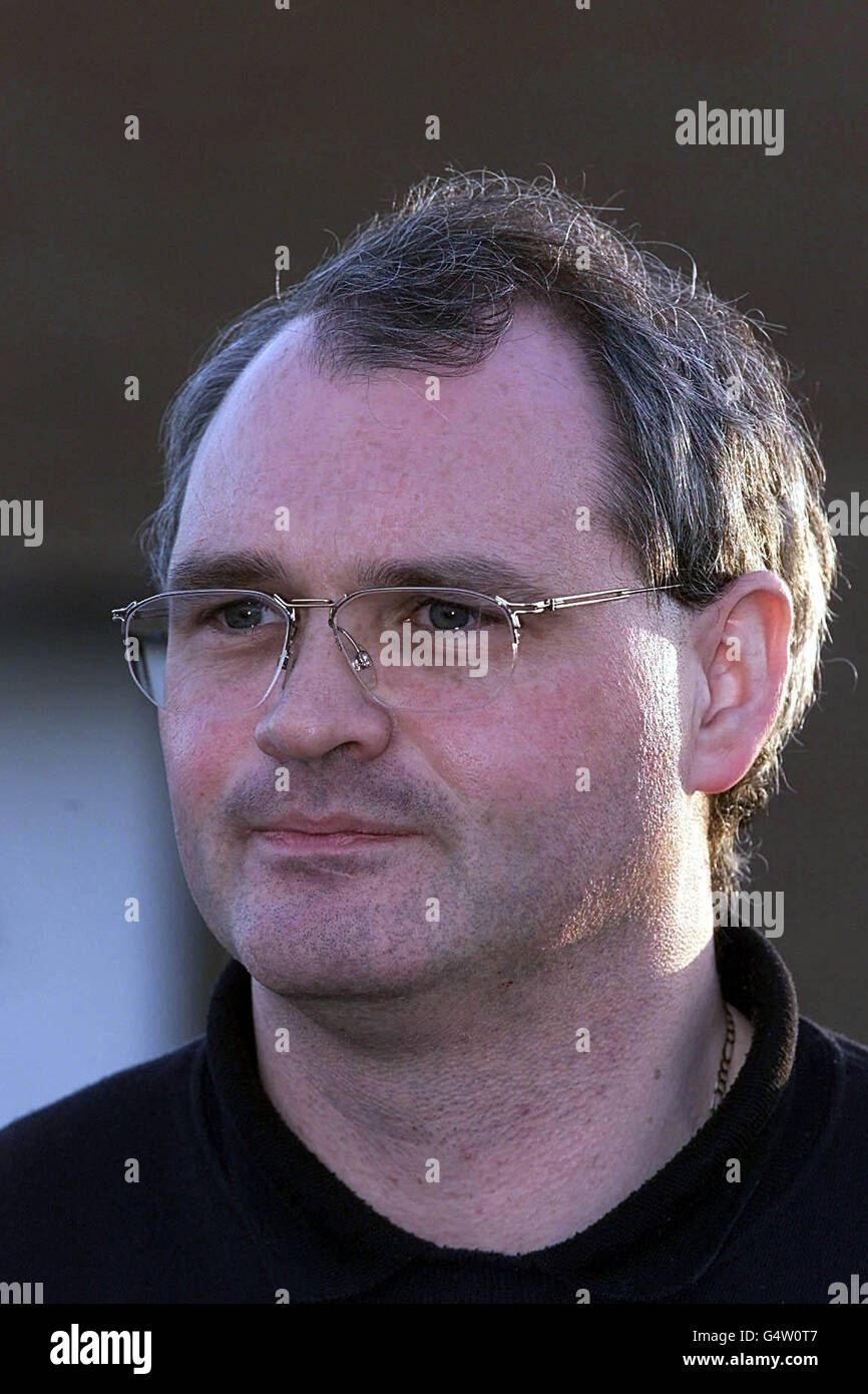 Padre Frank Meehan di Hattersley, Greater Manchester, ha lasciato la chiesa cattolica dopo aver incontrato la parishoner Laura o'shea che ha sposato prima aveva accettato di condurre. *Padre Meehan, 35 anni fa, ha instaurato l'amicizia con Laura o'Shea dopo essersi trasferito nella chiesa, che appartiene alla diocesi di Shrewsbury. Foto Stock