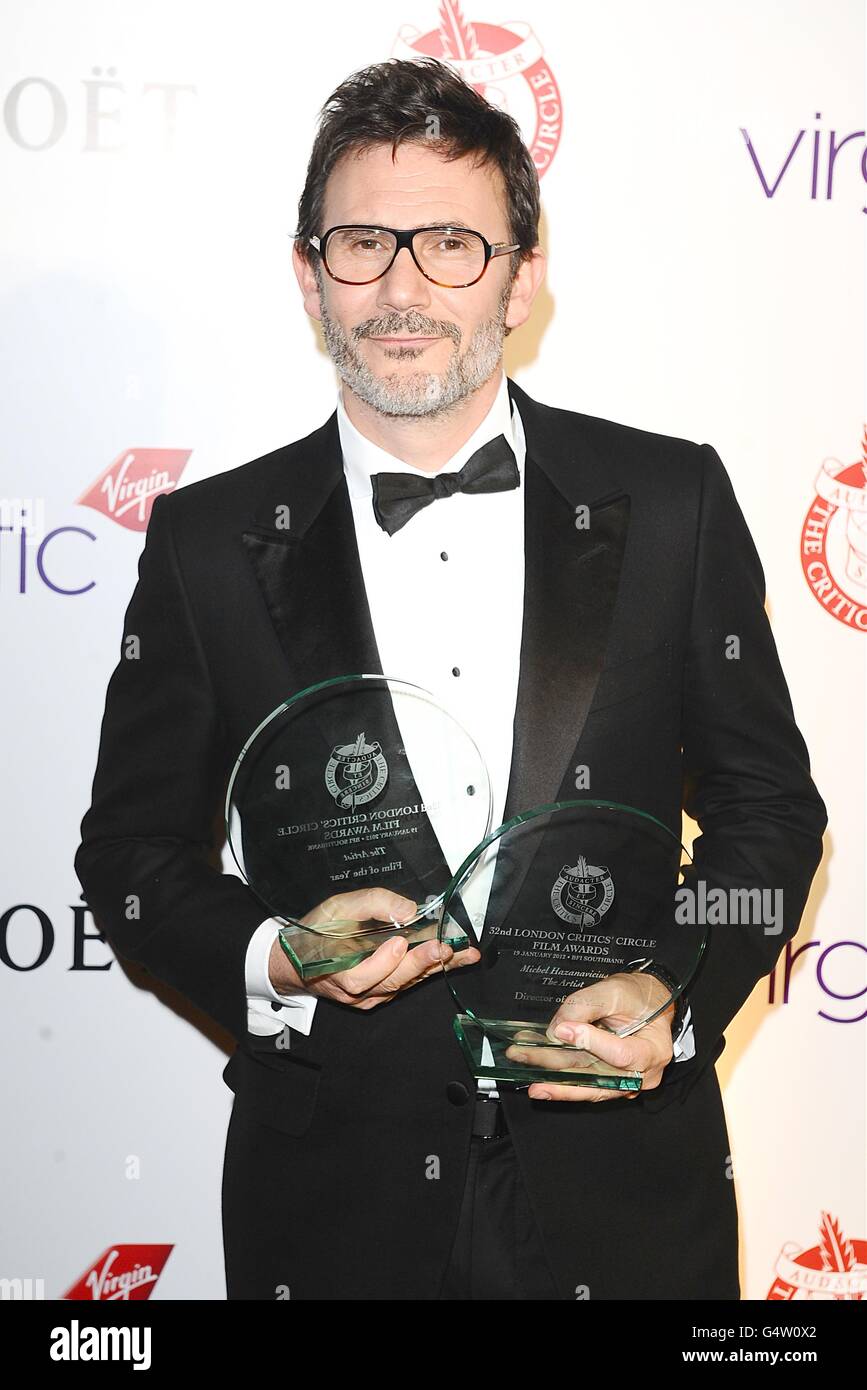 Michel Hazanavicius con i premi per il Direttore dell'anno e il Film dell'anno per l'artista, ai London Critics' Circle Film Awards 2012, presso la BFI Southbank, Belvedere Road, Londra. Foto Stock