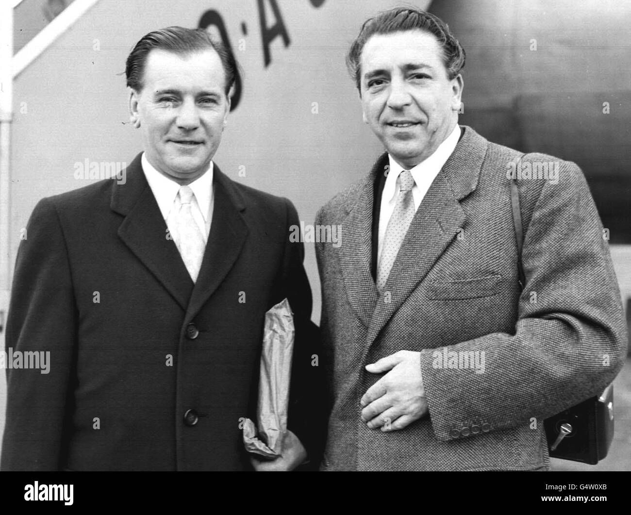 PA Library filer datato 1.12.56 : di Broadcaster George Elrick (a sinistra) con Mantovani, che - con la sua orchestra - ha gestito guidandoli attraverso 15 tour USA e tre tour mondiali. Elrick, che per 21 anni compose la scelta delle casalinghe della BBC radio, morì oggi, il 15 dicembre 1999, all'età di 95 anni. Il suo era lo spettacolo più popolare in Gran Bretagna ai suoi tempi e fu votato come miglior fantino da disco della Gran Bretagna per sette anni mentre ospitava lo spettacolo. Vedi PA Story Death Elrick. Foto PA Foto Stock