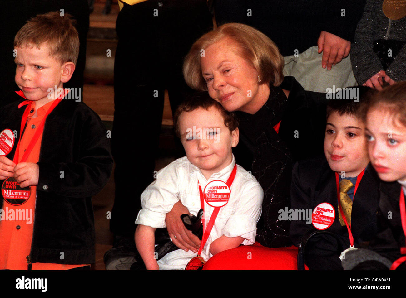 La Duchessa del Kent con i bambini che sono stati consegnati con un premio della donna 'i bambini del Millennio di coraggio' per il 1999, all'Abbazia di Westminster. Foto Stock