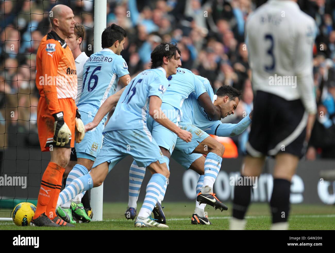 Joleon Lescott (seconda a destra) di Manchester City festeggia con i compagni di squadra dopo aver segnato il secondo gol della sua squadra, mentre i giocatori di Tottenham Hotspur guardano abbattuti Foto Stock