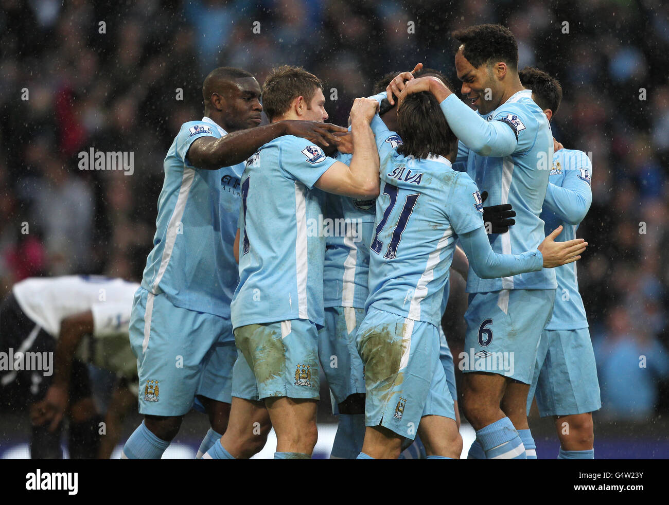 Calcio - Barclays Premier League - Manchester City v Tottenham Hotspur - Etihad Stadium. Mario Balotelli (centro) di Manchester City celebra il traguardo vincente con i compagni di squadra Foto Stock