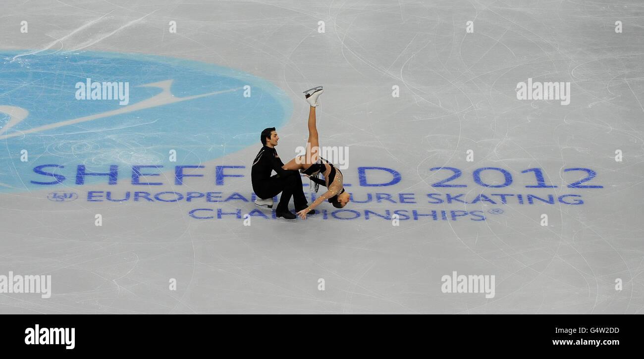 Alisa Agafonova e Alper UCAR in Turchia in azione durante il round preliminare della gara di Danza libera su ghiaccio durante i Campionati europei di Pattinaggio a figura presso la Motorpoint Arena di Sheffield. Foto Stock Alisa Agafonova e Alper UCAR in Turchia in azione durante il round preliminare della gara di Danza libera su ghiaccio durante i Campionati europei di Pattinaggio a figura presso la Motorpoint Arena di Sheffield. Foto Stock
