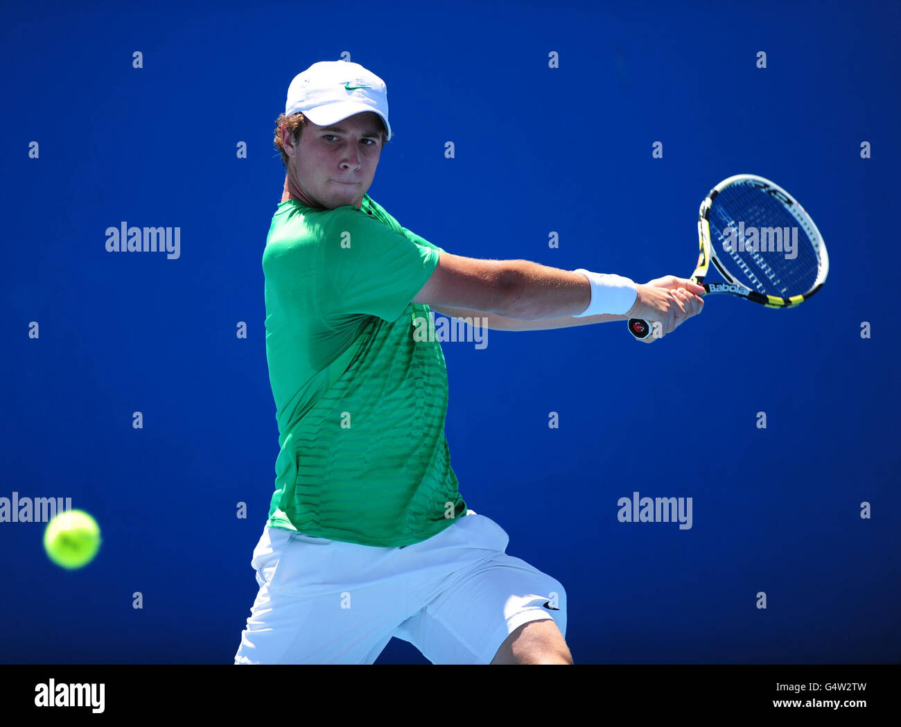 Luke Bambridge della Gran Bretagna in azione contro il giapponese Kaichi Uchida durante il 9° giorno del 2012 Australian Open al Melbourne Park di Melbourne, Australia. Foto Stock