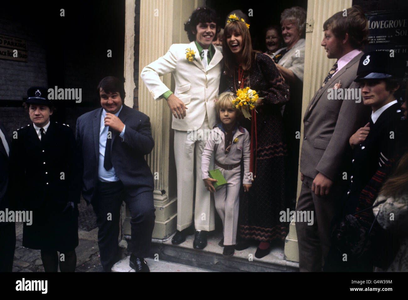 La cantante Donovan e la sua sposa Lynda Lawrence dopo il loro matrimonio  al Windsor Register Office. Con loro è il figlio della sposa Julian del  chitarrista Rolling Stone Brian Jones Foto