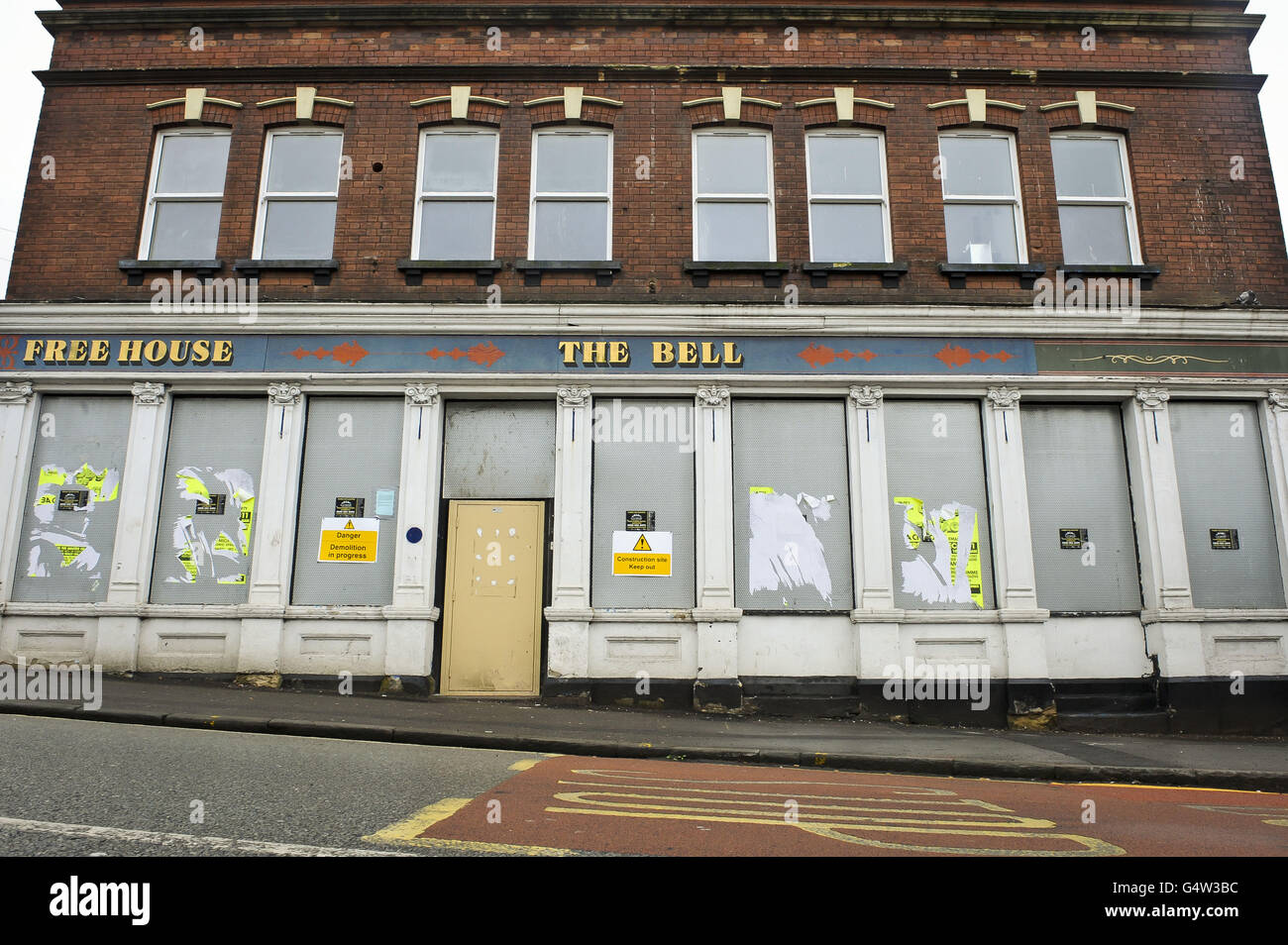 Una vista generale del pub Bell Free House che è in attesa di demolizione su Bell Hill Road, Bristol. Foto Stock