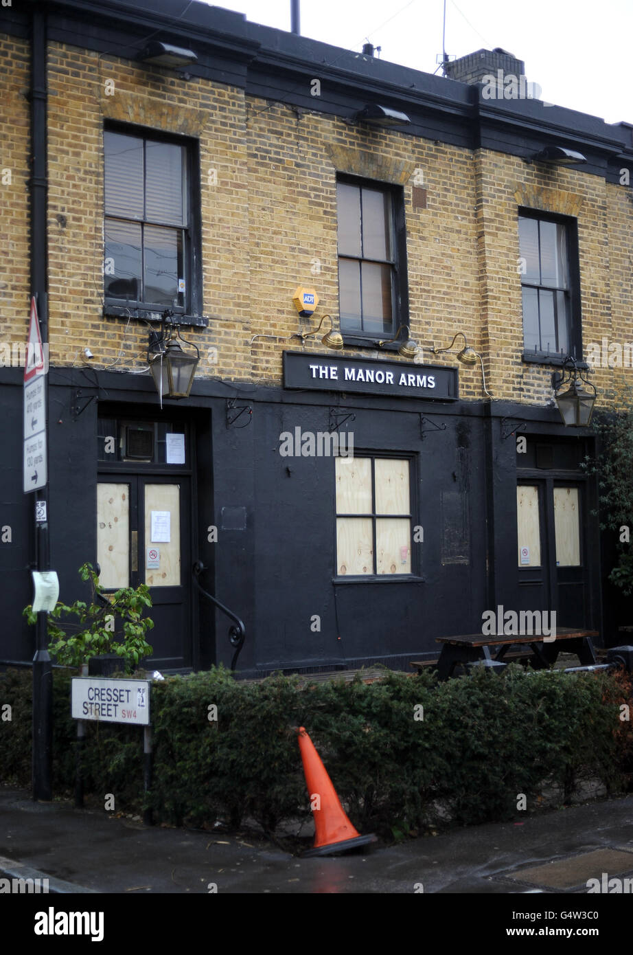 Una vista generale della casa pubblica Manor Arms recentemente chiusa a Clapham, Londra. Foto Stock