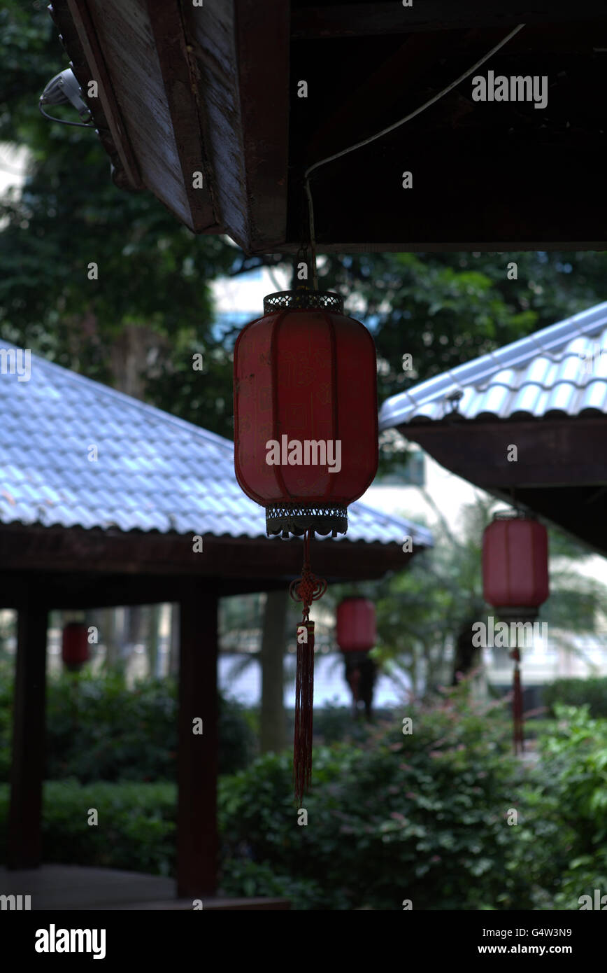 Il cinese appendere le luci rosse in capanne tradizionali Foto Stock