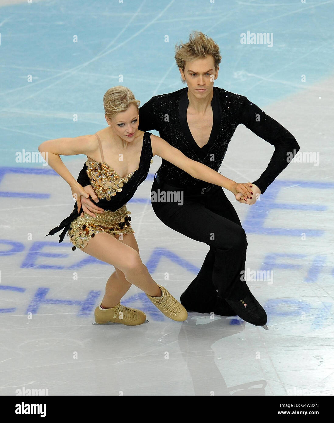 I Penny Coomes e Nicholas Buckland della Gran Bretagna sono in azione durante il ballo corto del ghiaccio durante i Campionati europei di Pattinaggio della figura alla Motorpoint Arena di Sheffield. Foto Stock I Penny Coomes e Nicholas Buckland della Gran Bretagna sono in azione durante il ballo corto del ghiaccio durante i Campionati europei di Pattinaggio della figura alla Motorpoint Arena di Sheffield. Foto Stock