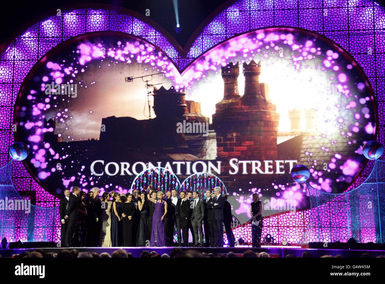 Cast e l'equipaggio di Coronation Street raccolgono il premio Serial Drama sul palco durante i premi NTA 2012 all'O2, Greenwich, Londra Foto Stock