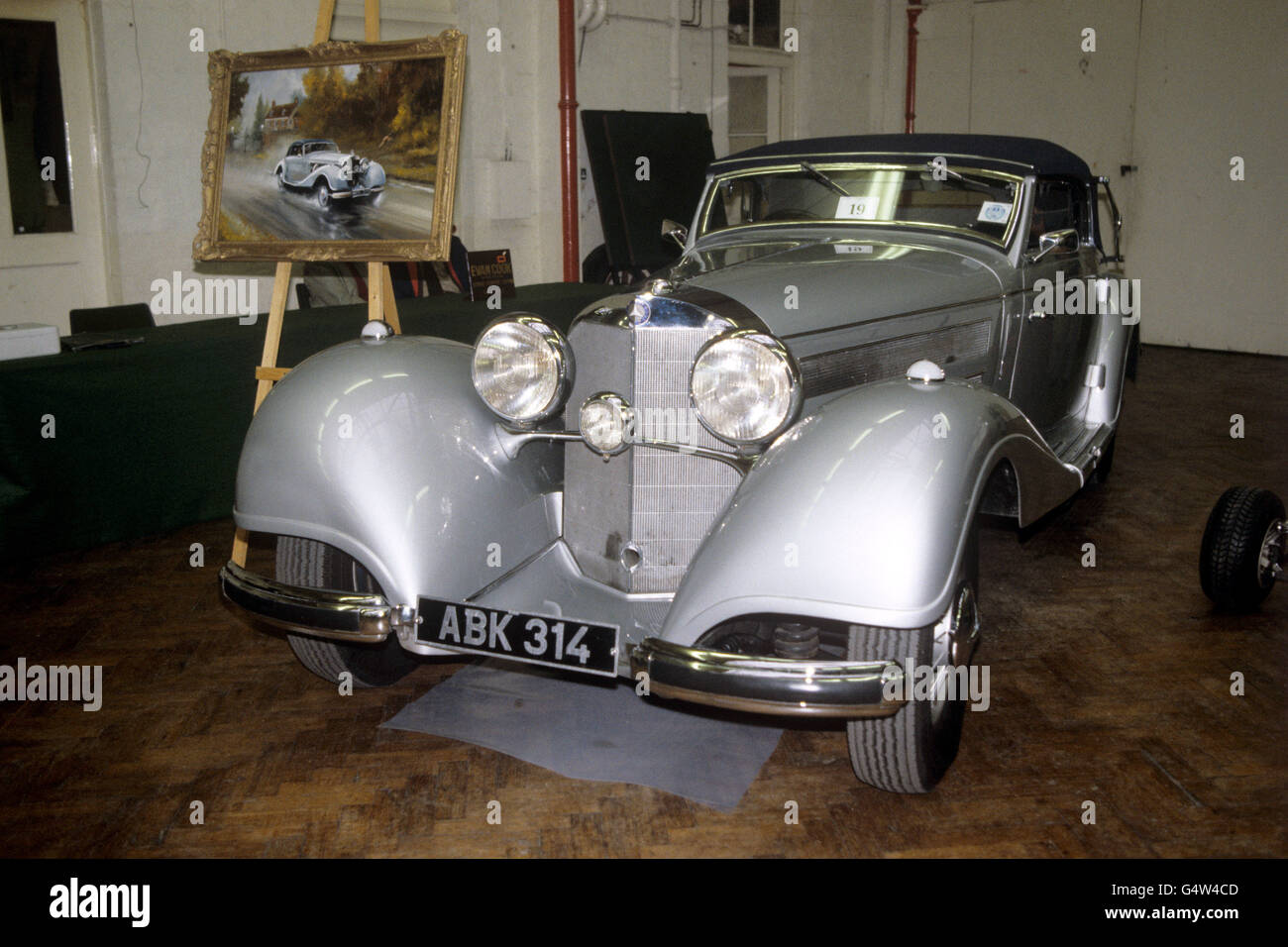 Motoring - Sotheby's Vintage Car Auction - Londra. Una Mercedes Benz Supercharged 540K Cabriolet 1937 attende la vendita al Sotheby's Vintage Car Auction Foto Stock