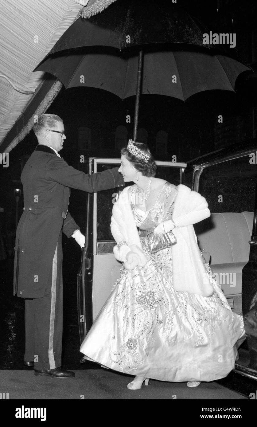 La regina Elisabetta II arriva al Royal Opera House di Covent Garden, Londra, per assistere ad una performance di gala dell'opera di Bellini "la Sonnambla" Foto Stock
