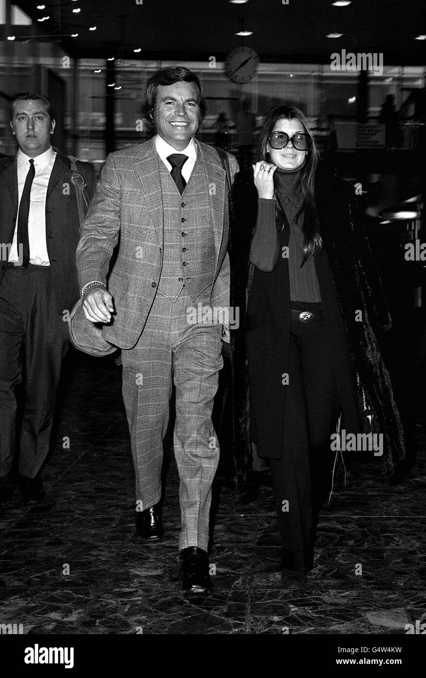 Robert Wagner con Tina Sinatra (figlia di Frank Sinatra) all'aeroporto di Heathrow in partenza per Los Angeles, California, USA. Foto Stock