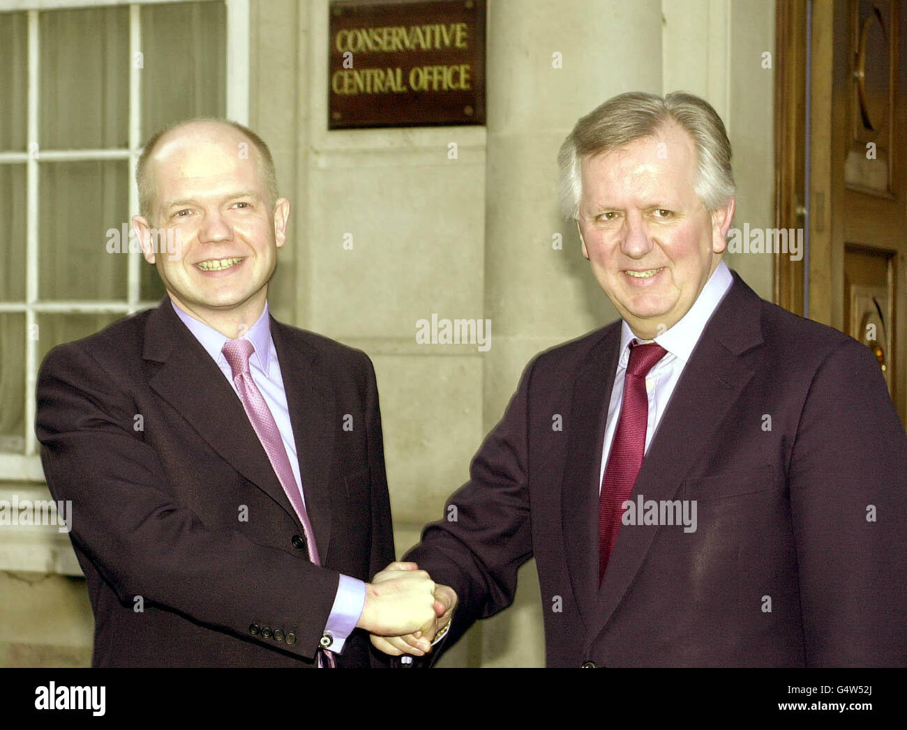Il leader del partito conservatore William Hague (L) con il candidato del sindaco di Tory London Steve Norris, al di fuori dell'ufficio conservatore di Londra, dopo che l'ex ministro dei trasporti è stato nominato come loro candidato per combattere le elezioni per il sindaco. * ...il 4 maggio 2000. Foto Stock