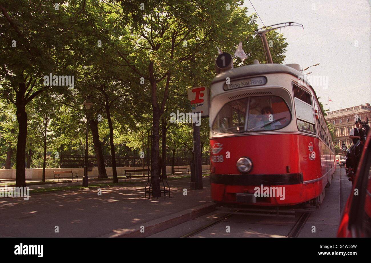 VIAGGIARE, VIENNA. IL TRAM SI AVVICINA Foto Stock