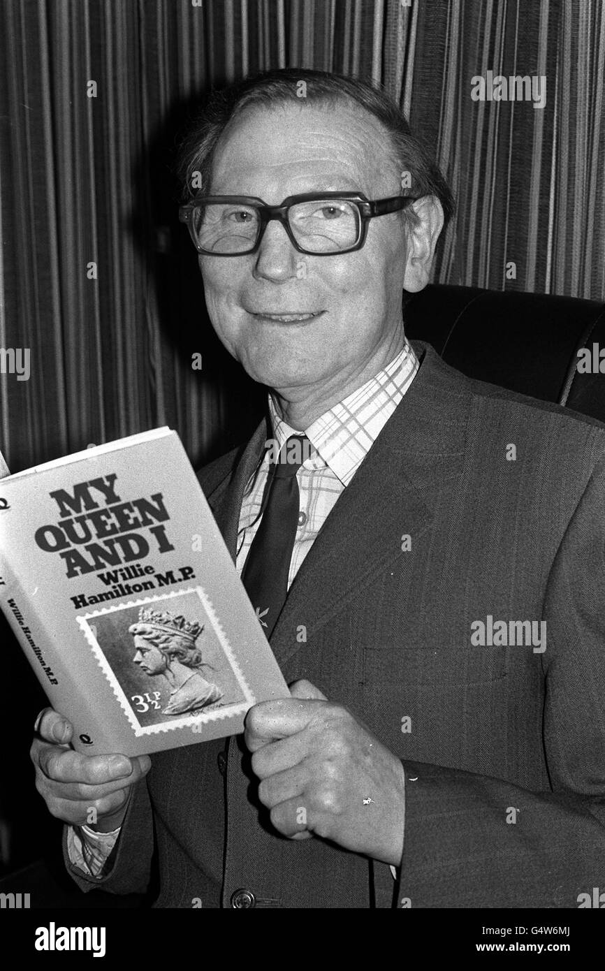 Willie Hamilton MP, un antimonarchico della vita al Club della Stampa con il suo libro 'My Queen and i' alla vigilia della sua pubblicazione. Il maverick ex-deputato laburista Willie Hamilton morì il 26 gennaio 2000. * Hamilton, che aveva 82 anni, era il deputato per l'area di Fife Central dal 1951 al 1987 quando si ritirò. Foto Stock