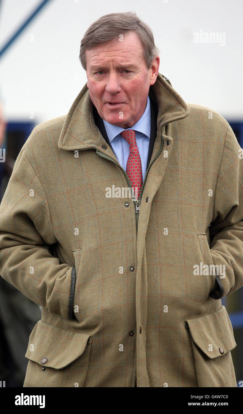Il ministro della difesa Andrew Robathan visita la base della HMS Caledonia a Rosyth, dove il signor Robathan ha affermato che sono necessarie ulteriori indagini a Dalgety Bay, dove sono state trovate particelle radioattive prima che qualcuno si assuma la piena responsabilità. Foto Stock