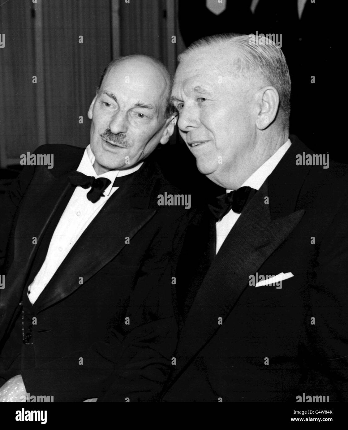 (r-l)George Marshall, Segretario di Stato degli Stati Uniti, durante la cena dei pellegrini tenutasi al Dorchester Hotel con il primo Ministro Clement Attlee. Foto Stock