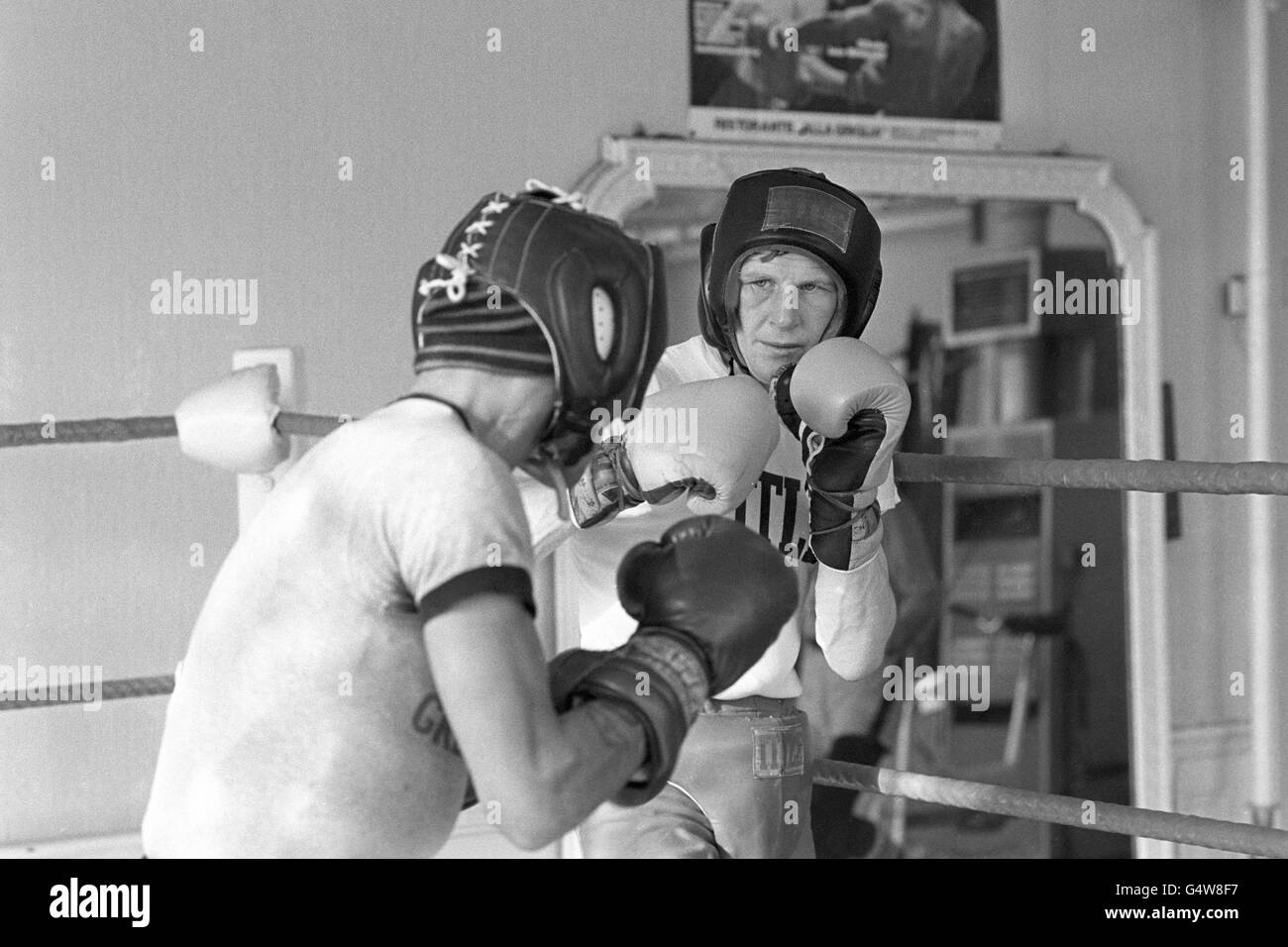 Jim Watt (r), campione di peso leggero WBC, si allenava presso il Royal Oak Gymnasium, Londra, prima di difendere il suo titolo contro Sean o'Grady Foto Stock