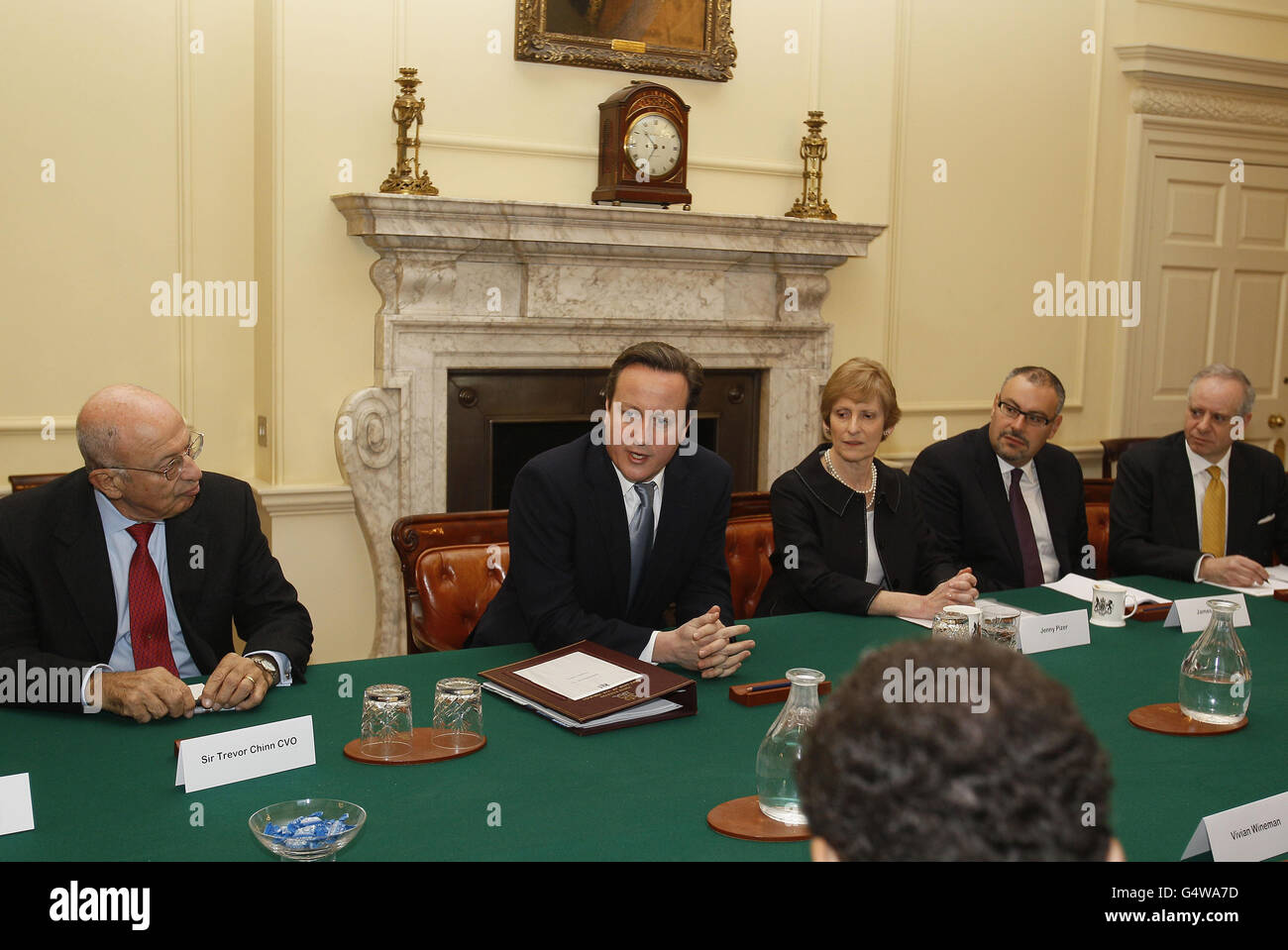 Il primo Ministro David Cameron (seconda a sinistra) con Sir Trevor Chinn (sinistra), Jenny Pizer e James Libson (seconda a destra), durante un incontro con il Consiglio Ebraico di leadership a Downing Street a Londra. Foto Stock