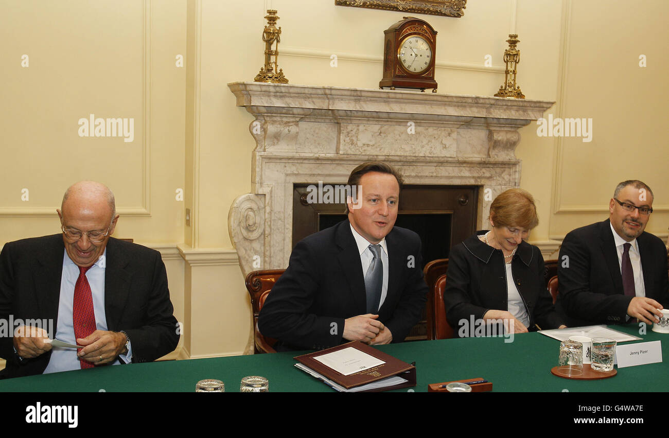 Primo Ministro David Cameron, (seconda a sinistra) con Sir Trevor Chinn (sinistra), Jenny Pizer e James Libson (destra), durante un incontro con il Consiglio dei dirigenti ebraici a Downing Street a Londra. Foto Stock