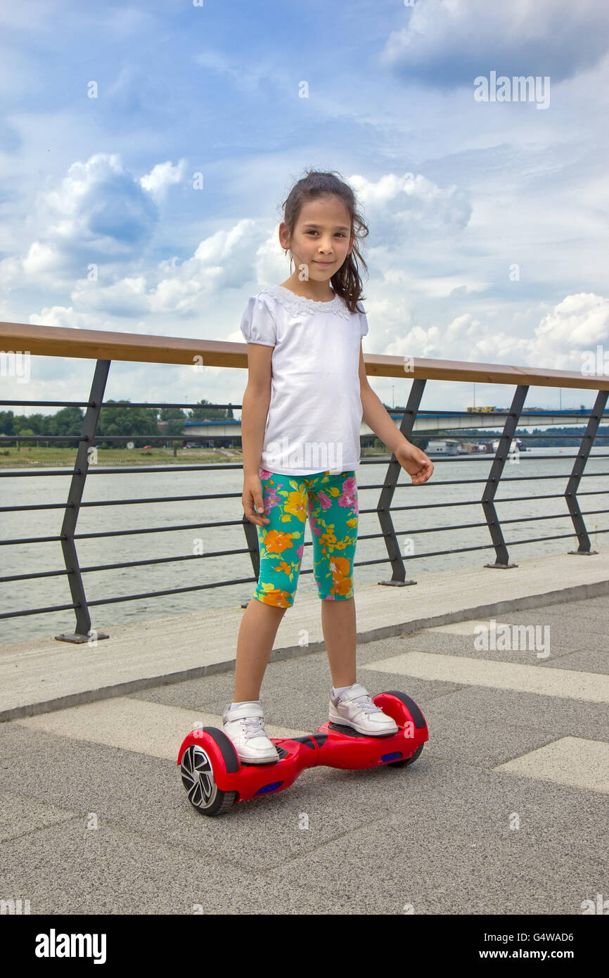 Girl su hoverboard Foto stock - Alamy