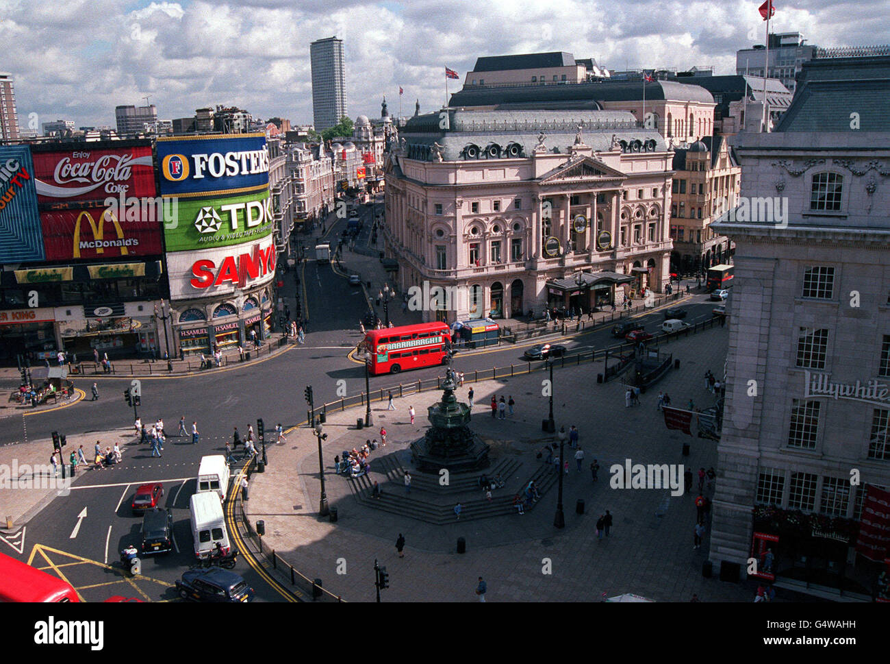 Vista generale di Piccadilly Circus, con Eros in centro. Foto Stock