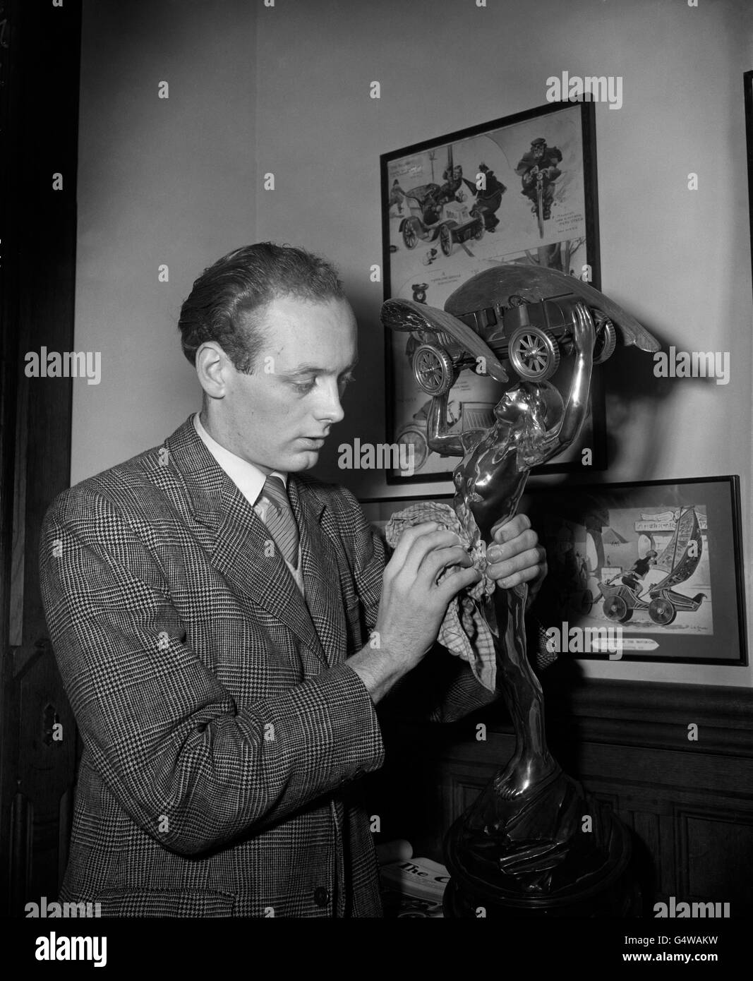 Lord Montagu lucidando il Trofeo di automobile di Montagu nel museo di automobile a Beaulieu House. La Casa, i terreni e il Museo del motore sono aperti al pubblico. Il 15 ottobre 1953 i magistrati di Lymington hanno concesso un mandato per l'arresto di Lord Montagu, con l'accusa di "cospirazione per incitare alcuni uomini a commettere gravi reati contro uomini". Foto Stock